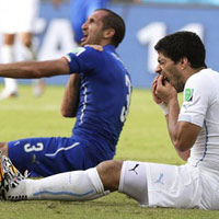 FIFA bất ngờ “lật lọng” trong vụ Suarez cắn người