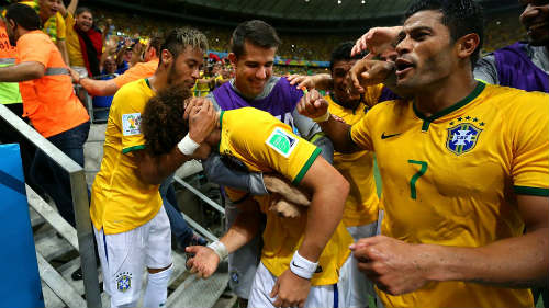 Brazil: Nín thở sau siêu phẩm của David Luiz - 1