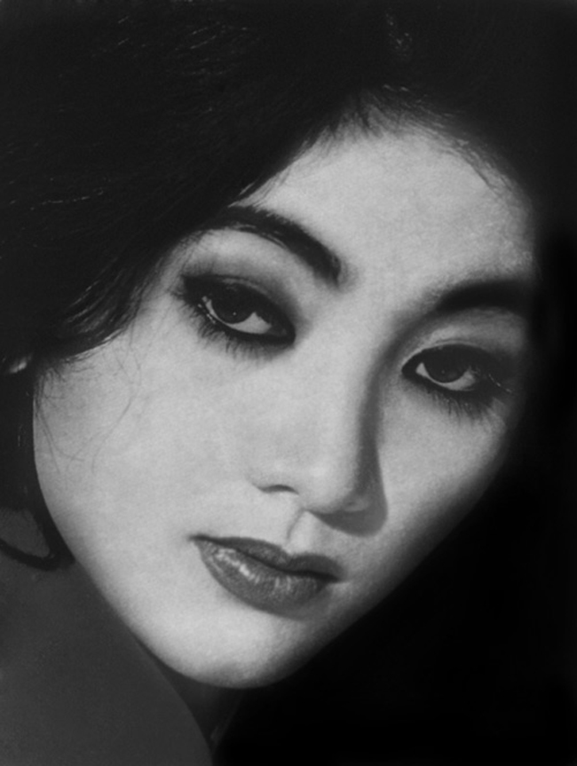 “Nữ hoàng nhan sắc” Thẩm Thúy Hằng thập niên 1950 – 1970 sở hữu vẻ đẹp mà bất cứ người phụ nữ cũng ao ước: Đôi mắt đen láy, sống mũi cao, đôi môi trái tim và khuôn mặt thanh tú.


