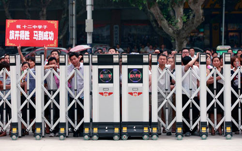 Chùm ảnh: Thí sinh TQ vật vã trong kỳ thi đại học - 13