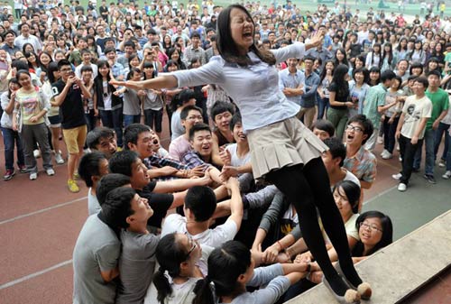 Chùm ảnh: Thí sinh TQ vật vã trong kỳ thi đại học - 15