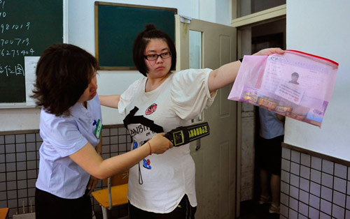 Chùm ảnh: Thí sinh TQ vật vã trong kỳ thi đại học - 9