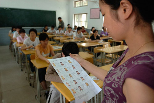 Chùm ảnh: Thí sinh TQ vật vã trong kỳ thi đại học - 10