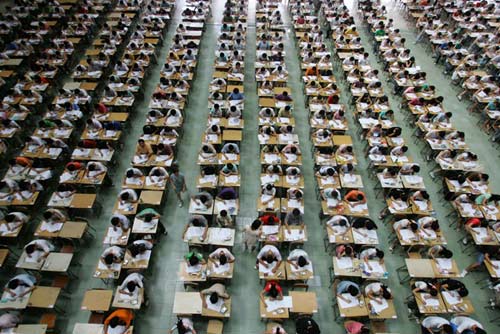 Chùm ảnh: Thí sinh TQ vật vã trong kỳ thi đại học - 11
