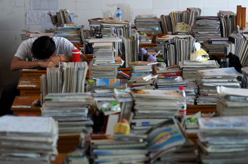 Chùm ảnh: Thí sinh TQ vật vã trong kỳ thi đại học - 4