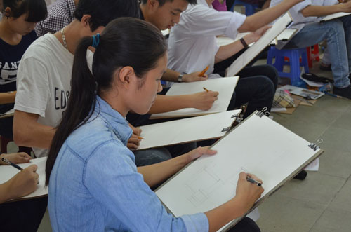 Khi thí sinh phải... "khuân vác" đến trường thi - 12