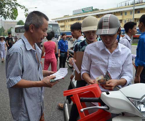 Khi thí sinh phải... "khuân vác" đến trường thi - 13