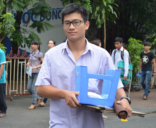 Khi thí sinh phải... "khuân vác" đến trường thi - 2