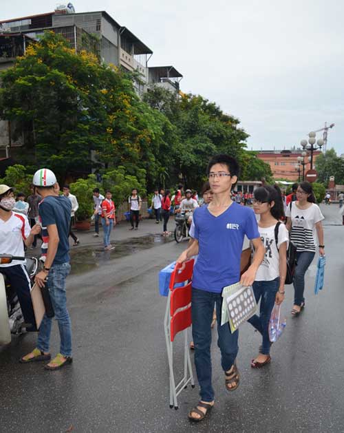 Khi thí sinh phải... "khuân vác" đến trường thi - 3