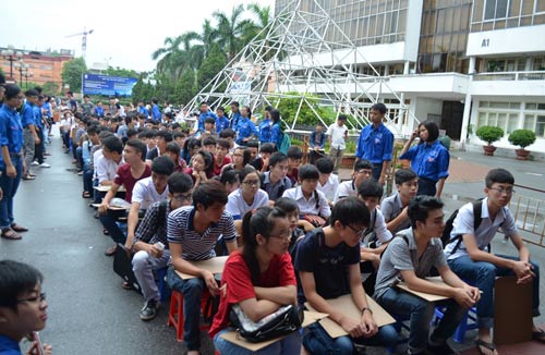 Khi thí sinh phải... "khuân vác" đến trường thi - 4