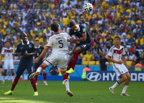 Fan Đức ăn mừng ngày "xe tăng" đè bẹp "gà trống" - 14