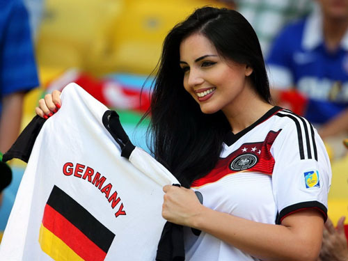 Fan Đức ăn mừng ngày "xe tăng" đè bẹp "gà trống" - 2