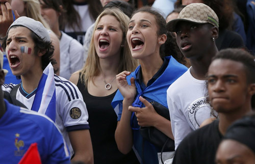 Fan Đức ăn mừng ngày "xe tăng" đè bẹp "gà trống" - 10