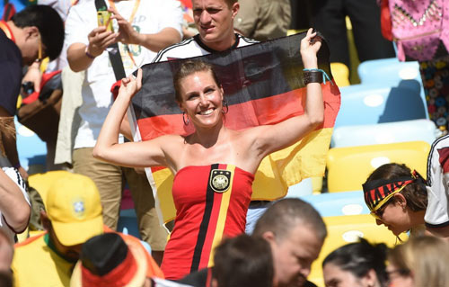 Fan Đức ăn mừng ngày "xe tăng" đè bẹp "gà trống" - 7
