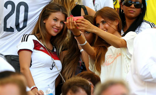 Fan Đức ăn mừng ngày "xe tăng" đè bẹp "gà trống" - 8