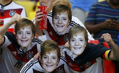 Fan Đức ăn mừng ngày "xe tăng" đè bẹp "gà trống" - 11