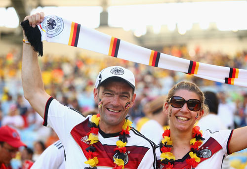 Fan Đức ăn mừng ngày "xe tăng" đè bẹp "gà trống" - 6