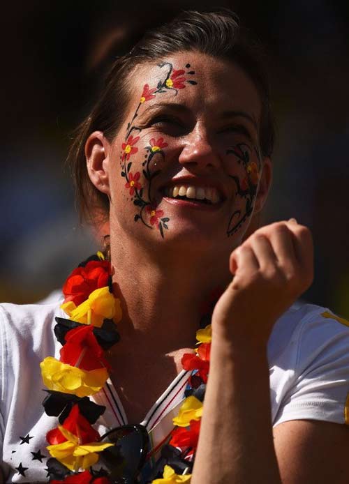 Fan Đức ăn mừng ngày "xe tăng" đè bẹp "gà trống" - 12