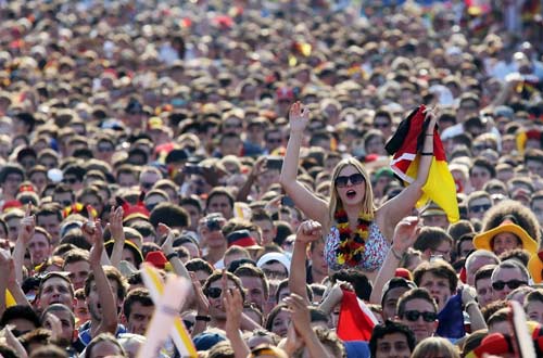 Fan Đức ăn mừng ngày "xe tăng" đè bẹp "gà trống" - 13