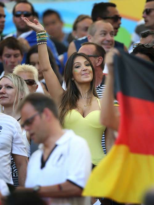 Fan Đức ăn mừng ngày "xe tăng" đè bẹp "gà trống" - 4