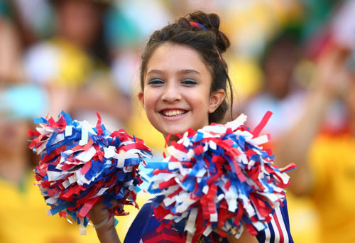 Fan Đức ăn mừng ngày "xe tăng" đè bẹp "gà trống" - 10