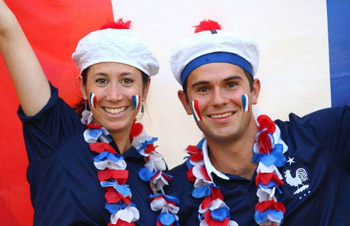 Fan Đức ăn mừng ngày "xe tăng" đè bẹp "gà trống" - 3