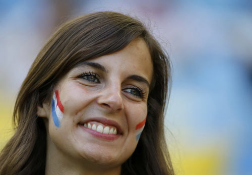 Fan Đức ăn mừng ngày "xe tăng" đè bẹp "gà trống" - 9