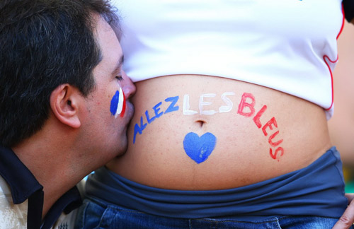 Fan Đức ăn mừng ngày "xe tăng" đè bẹp "gà trống" - 5