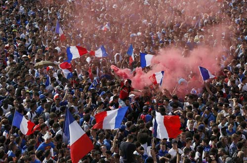 Fan Đức ăn mừng ngày "xe tăng" đè bẹp "gà trống" - 5