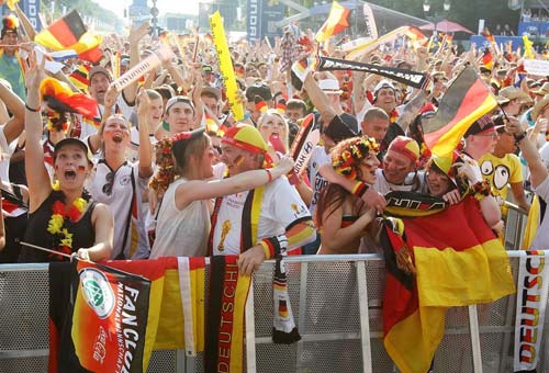 Fan Đức ăn mừng ngày "xe tăng" đè bẹp "gà trống" - 14
