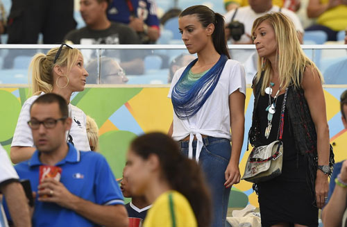 Fan Đức ăn mừng ngày "xe tăng" đè bẹp "gà trống" - 9