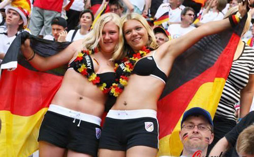 Fan Đức ăn mừng ngày "xe tăng" đè bẹp "gà trống" - 8