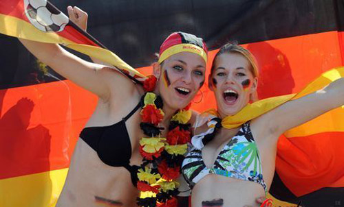 Fan Đức ăn mừng ngày "xe tăng" đè bẹp "gà trống" - 7