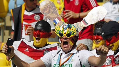 Fan Đức ăn mừng ngày "xe tăng" đè bẹp "gà trống" - 2