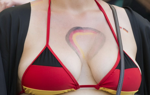 Fan Đức ăn mừng ngày "xe tăng" đè bẹp "gà trống" - 11