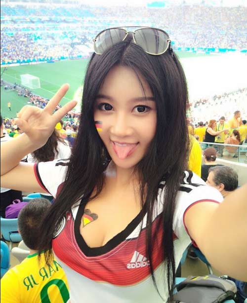 Fan Đức ăn mừng ngày "xe tăng" đè bẹp "gà trống" - 13