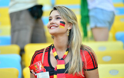 Fan Đức ăn mừng ngày "xe tăng" đè bẹp "gà trống" - 6