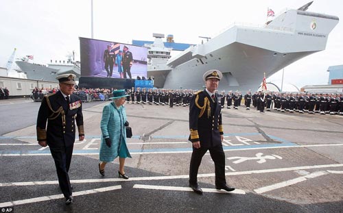 Nữ hoàng Anh bấm nút đặt tên cho tàu sân bay khổng lồ - 1