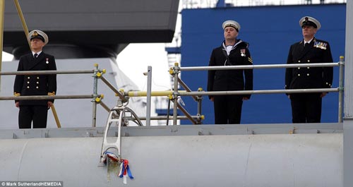 Nữ hoàng Anh bấm nút đặt tên cho tàu sân bay khổng lồ - 3