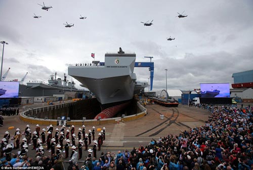 Nữ hoàng Anh bấm nút đặt tên cho tàu sân bay khổng lồ - 4