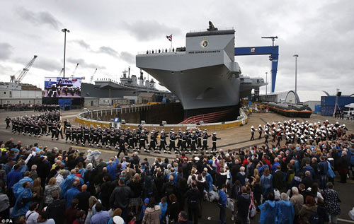 Nữ hoàng Anh bấm nút đặt tên cho tàu sân bay khổng lồ - 7
