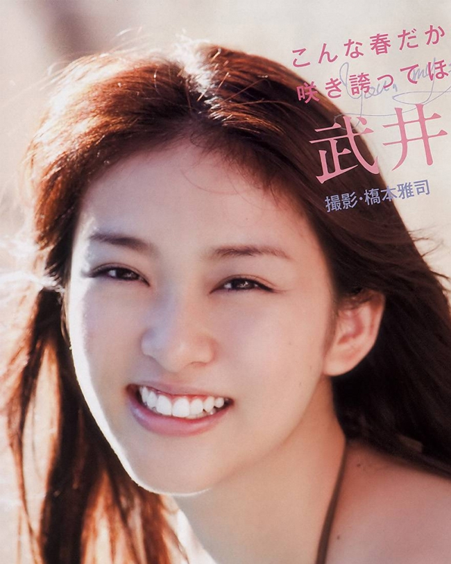 Emi Takei là nữ ca sĩ, diễn viên, người mẫu.
