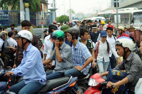 Sĩ tử vật vã mua vé xe về quê sau môn thi cuối - 2