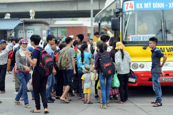 Sĩ tử vật vã mua vé xe về quê sau môn thi cuối - 8