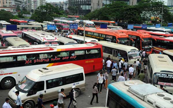 Sĩ tử vật vã mua vé xe về quê sau môn thi cuối - 10