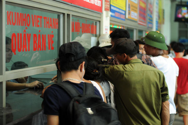 Sĩ tử vật vã mua vé xe về quê sau môn thi cuối - 11