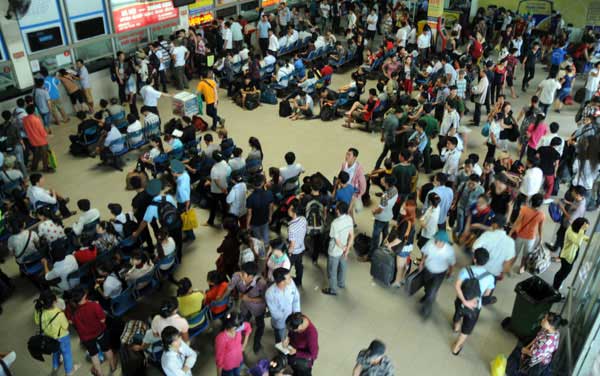 Sĩ tử vật vã mua vé xe về quê sau môn thi cuối - 12