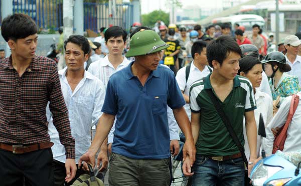 Sĩ tử vật vã mua vé xe về quê sau môn thi cuối - 3