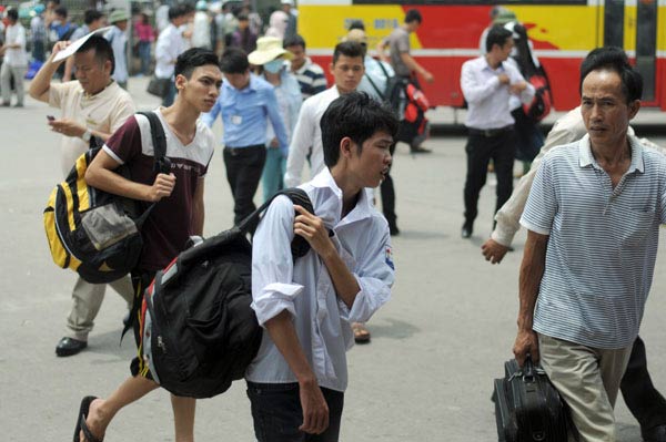 Sĩ tử vật vã mua vé xe về quê sau môn thi cuối - 4