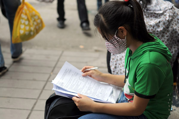 Sĩ tử vật vã mua vé xe về quê sau môn thi cuối - 6